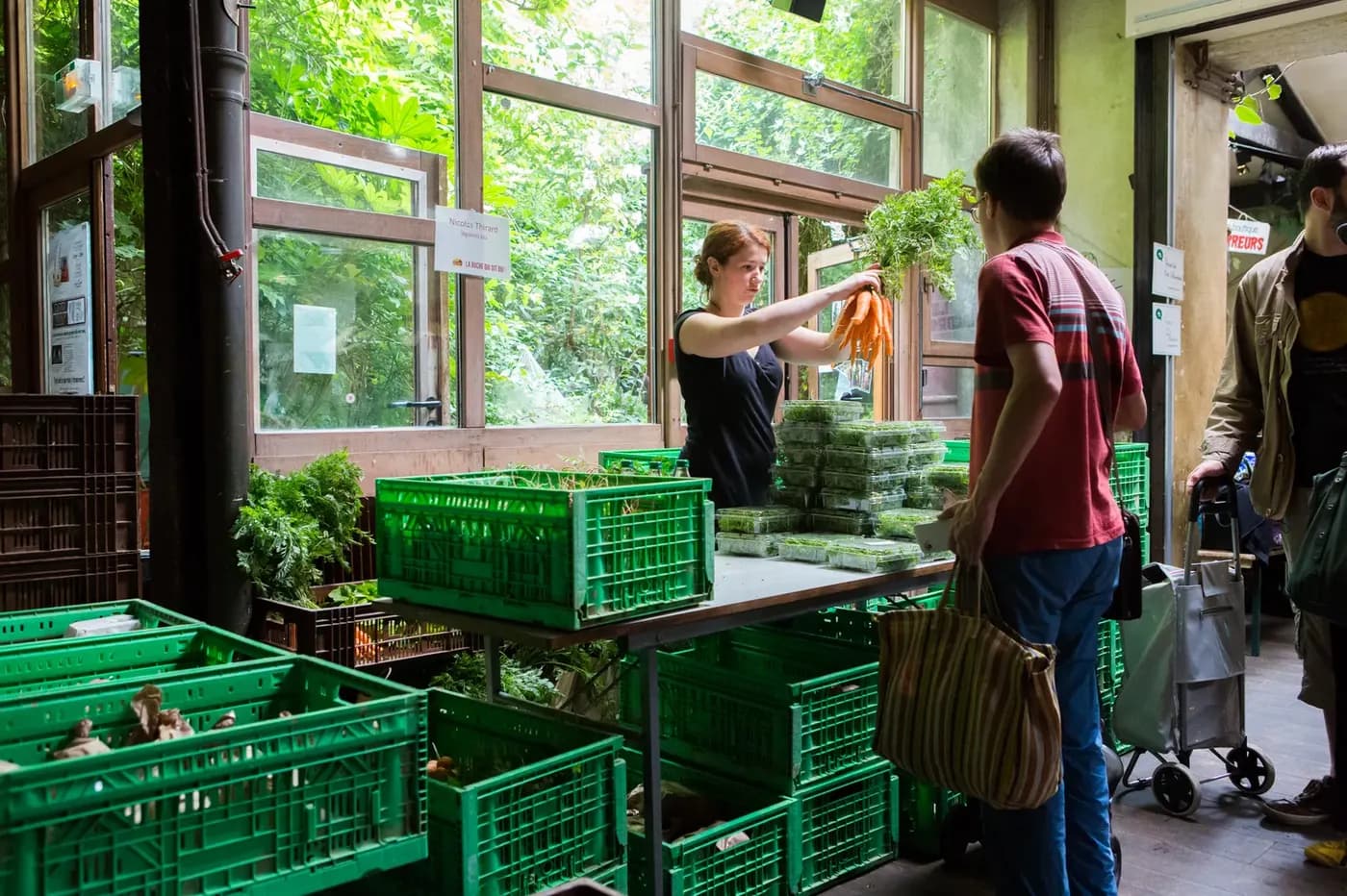 Caisses de produits de producteurs locaux prêtes pour la distribution